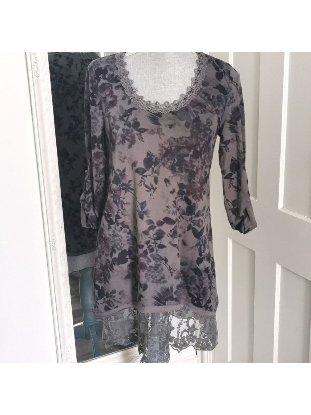 Cleo women's floral lace detail tunic. Size small. EUC